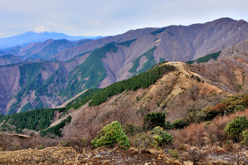 富士山と丹沢山地　表尾根の三ノ塔より眺める　丹沢　三ノ塔山頂より富士山、その手前から右へ、伊勢沢ノ頭、檜岳、雨山、鍋割山、小丸、花立、塔ノ岳、手前右が烏尾山