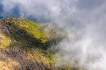 福島県の磐梯山山頂から見る流れる雲