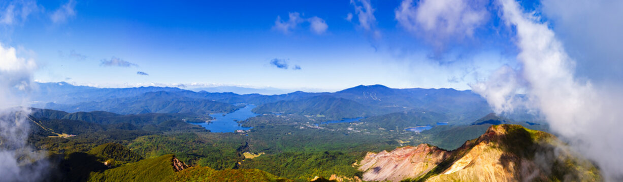 福島県の磐梯山山頂から見える景色