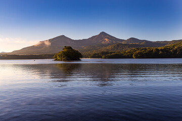 朝日に照らされた福島県の磐梯山と桧原湖