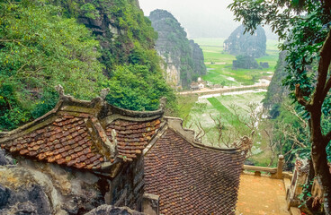 Eingescanntes Diapositiv einer historischen Farbaufnahme einer buddhistischen Tempelanlage am Fusse...