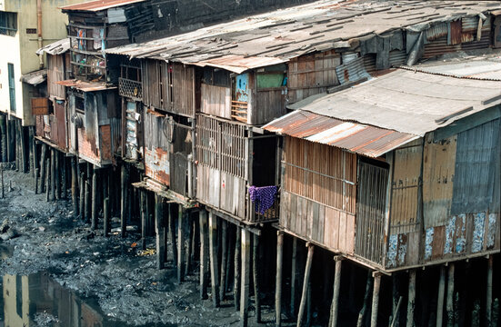 Eingescanntes Diapositiv einer historischen Farbaufnahme des Elendsviertels in der Altstadt von Saigon, Ho-Chi-Ming-Stadt, S&uuml;dvietnam