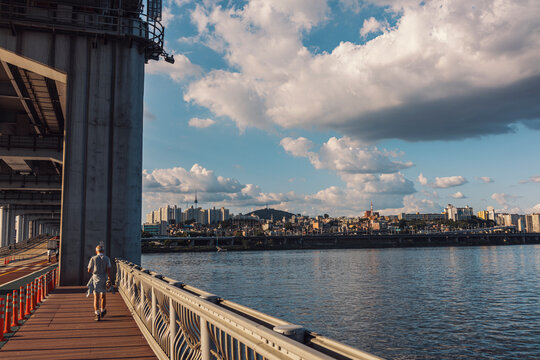 city view ​​behind the bridge