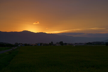 秋の山里の夕景