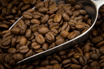 tas de grains de café sur une table