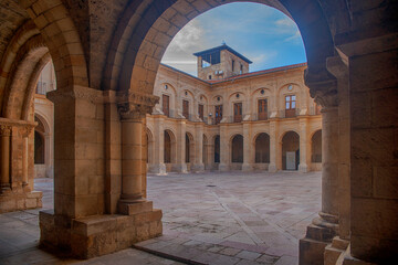 Fototapeta na wymiar Real Colegiata Basílica de San Isidoro y panteón real de la ciudad de León, España