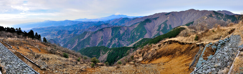 丹沢山地の表丹沢　三ノ塔山頂から富士山と丹沢のパノラマ写真　丹沢　三ノ塔山頂より富士山、右が左から鍋割山、小丸、花立、塔ノ岳、木ノ又大日、新大日、日高、竜ヶ馬場、丹沢山、手前中央が烏尾山、その右上が行者岳（行者ヶ岳）、左が箱根山（神山）、金時山、愛鷹山