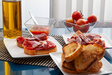  Desayuno,Pan con tomate y jamón serrano, desayuno español. Breakfast, bread with tomato and serrano ham, Spanish breakfast