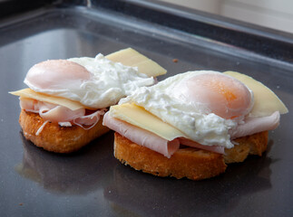 Bandeja de horno con pan jamón, queso y huevo frito para llevar al horno. Baking tray with bread, ham, cheese and fried egg to take to the oven.