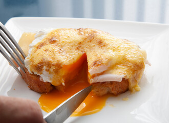 Canapé  de jamón, queso y huevo con queso fundido .  Canape of ham, cheese and egg with melted cheese