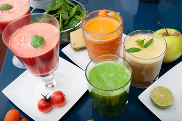 Close-up batidos de frutas y verduras frescas. fresh fruit and vegetable smoothies.