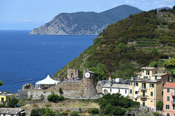 Vista sul castello di Riomaggiore situato in alto del paese per una vista migliore della costa...