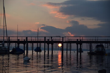 Obraz premium Der Sonnenaufgang in Iznang am Hafen 