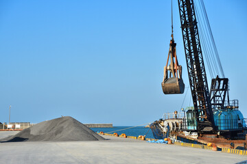 港に砂利を運搬する風景