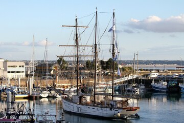 vieux bateau en bois dans le port de Granville dans la Manche,Normandie