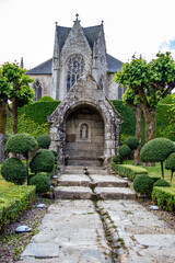 Fototapeta na wymiar Guerlesquin. Vue sur l'église depuis le jardin public. Finistère. Bretagne 