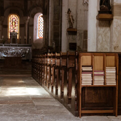 intérieur d'une église vide avec des bibles rangées dans une étagère