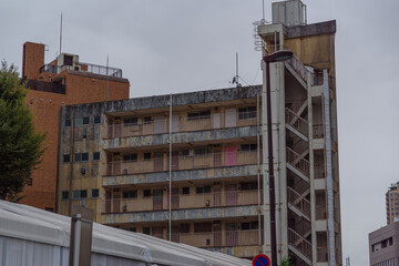 環状三号線から見える六本木5丁目の街の風景　老朽化したビル　5 Chome...