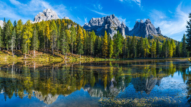Autumn colors on the lake of Antorno. Magical glimpses of the Dolomites. Three peaks of Lavaredo © Nicola Simeoni