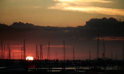 Fototapeta premium Sunset and the reddish colors of sunset.