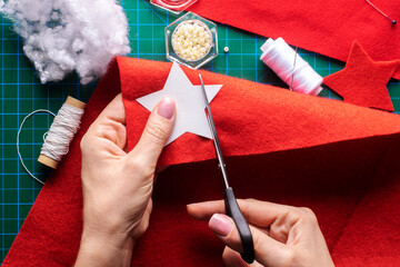 Cut out the details of the Christmas star from felt to the pattern. Step-by-step manufacturing...