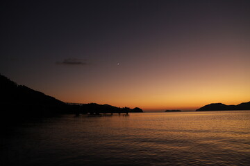Obraz premium やまぐち観光！下松市笠戸島海上プロムナード の夕陽と瀬戸内海 YAMAGUCHI Kasado