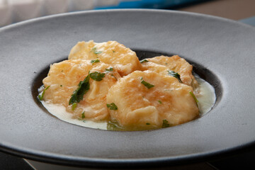 Patatas a la importancia, tradicionales de Palencia sobre plato negro