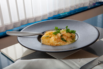 Patatas a la importancia, tradicionales de Palencia, España Con cuchara y sobre plato negro