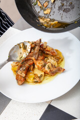 Conejo al ajillo sobre fondo de patatas. Rabbit with garlic on a potato background.
