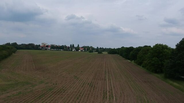 Flug &uuml;ber geerntetes Feld gerade aus