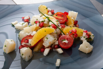 Ensalada fresca de pescado, verduras  y frutas. Fresh salad of fish, vegetables and fruits