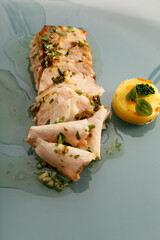 Fiambre de carne cortada muy fina, marinada