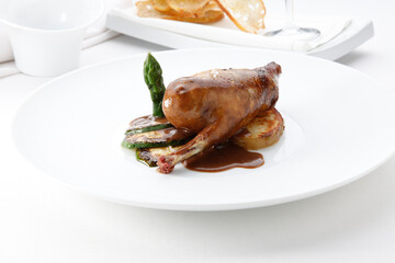 Cochinillo asado en salsa con verduras, patata, calabacín y patata. Roast suckling pig in sauce with vegetables, potato, courgette and potato.