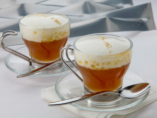 Dos tazas  de té  con crema , para compartir.  two cups of tea with cream