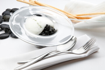 Alubias negras con crema de de queso con palitos de pan. Black beans with cream cheese with breadsticks.
