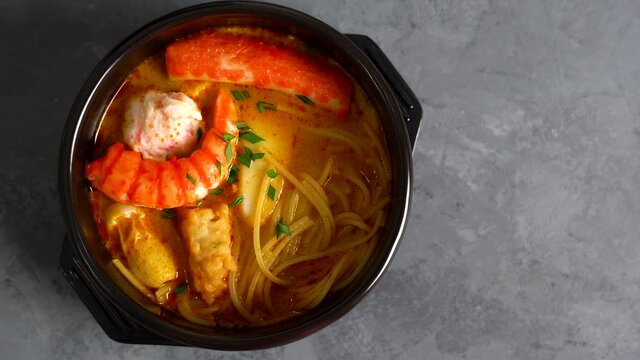 a bowl of delicious Singaporean Laksa