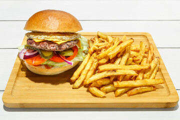 Burger et frites fait maison sur un fond blanc