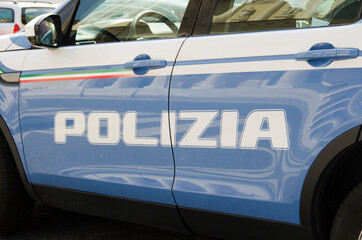 italian police vehicle - 461877352