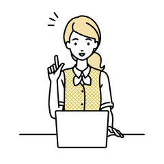 デスクで座ってPCを開いて何かひらめいた事務員制服の女性
