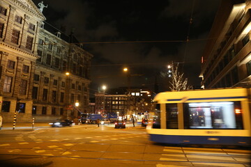 Strassenverkehr bei Nacht 