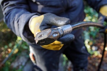 Bei der Kanalreinigung wird eine Fr&auml;sd&uuml;se zur Frondbohrung eingesetzt