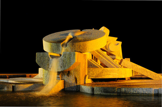 La nave di Cascella fontana forma di vascello a Pescara