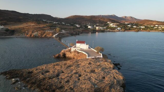 Aghios Isidoros petit chapelle sur la mer en POI sur une ile grecque