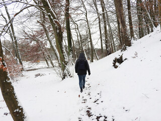 Zimowy spacer przez las po śniegu