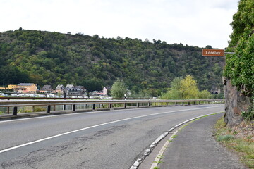 Straße durch das Loerely Tal mit Blick über den Rhein