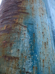 傷つき錆びた水色の金属柱