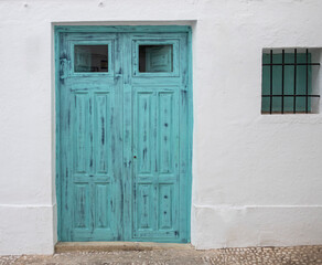 Puerta antigua azul turquesa