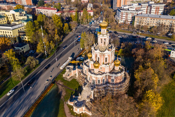 Obraz premium a panoramic view of a beautiful old church in the early morning at the crossroads filmed from a drone 