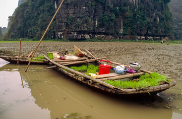 Eingescanntes Diapositiv einer historischen Farbaufnahme von Booten in überschwemmten Reisfeldern der sogenannten 