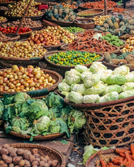 Eingescanntes Diapositiv einer historischen Farbaufnahme von Gemüsekörben auf einem Wochenmarkt in der Altstadt von Hanoi, der Hauptstadt Vietnams